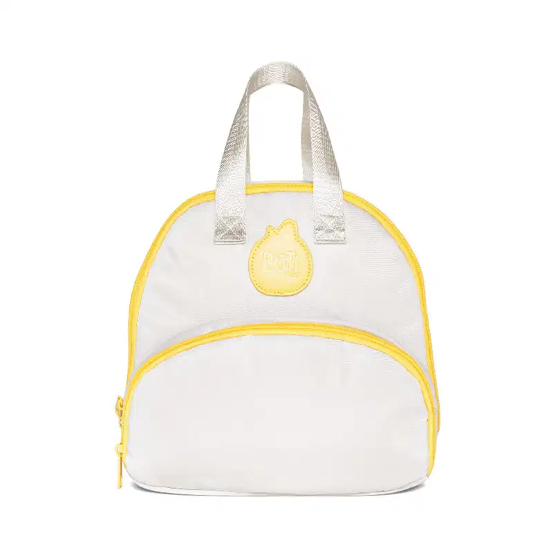 Frasqueira da marca Boti Baby na cor branca com logotipo e zíperes amarelos, bolsos externos e alças de transporte prateadas.