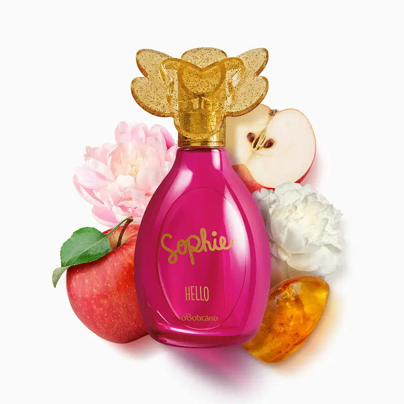 Frasco de colônia infantil da marca Sophie Hello em cor rosa, com tampa dourada em formato de borboleta, rodeado por flores brancas, maçã vermelha e pedaços de âmbar.