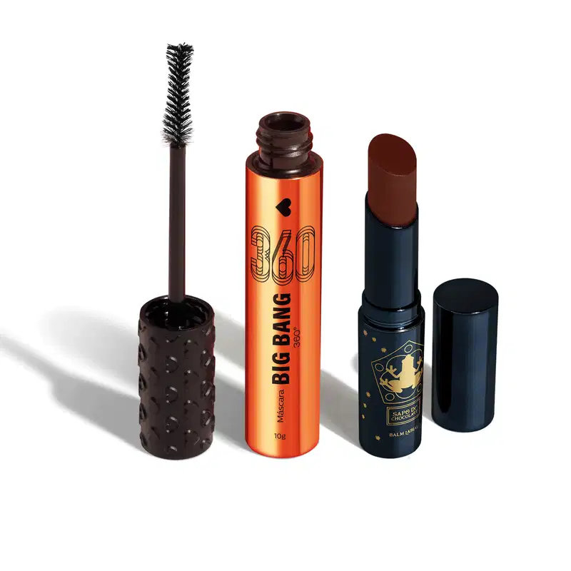 Máscara de cílios Big Bang 360 em embalagem laranja metalizada com tampa e aplicador na cor preta, acompanhada de um balm labial na cor marrom em embalagem preta com detalhe dourado, ambos da marca Quem Disse, Berenice?.