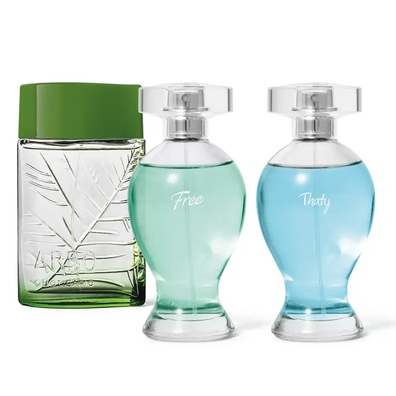 Vidro verde transparente com folhagens em relevo no frasco e tampa verde escuro de desodorante colônia Arbo Puro e dois vidros com líquidos em tons de azul, spray prateado e tampa transparente, sendo um da marca Thaty e outro da marca Free.