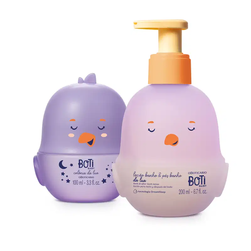 Dois itens de perfumaria da marca Boti Baby: um frasco lilás com tampa amarela pump de loção corporal e um frasco roxo de colônia para bebês, ambos em plástico com formato arredondado e com ilustrações de bico de pássaro amarelo e olhinhos fechados.