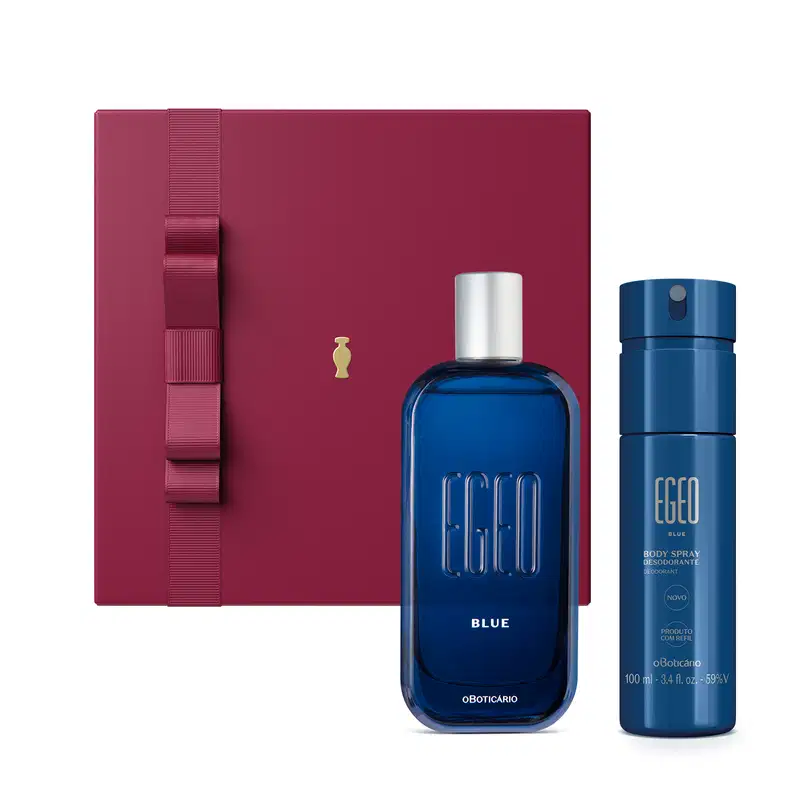 Caixa cor vinho com laço e detalhe dourado, frasco de vidro azul com  tampa prateada de desodorante colônia Egeo Blue e frasco azul de body spray da mesma marca.