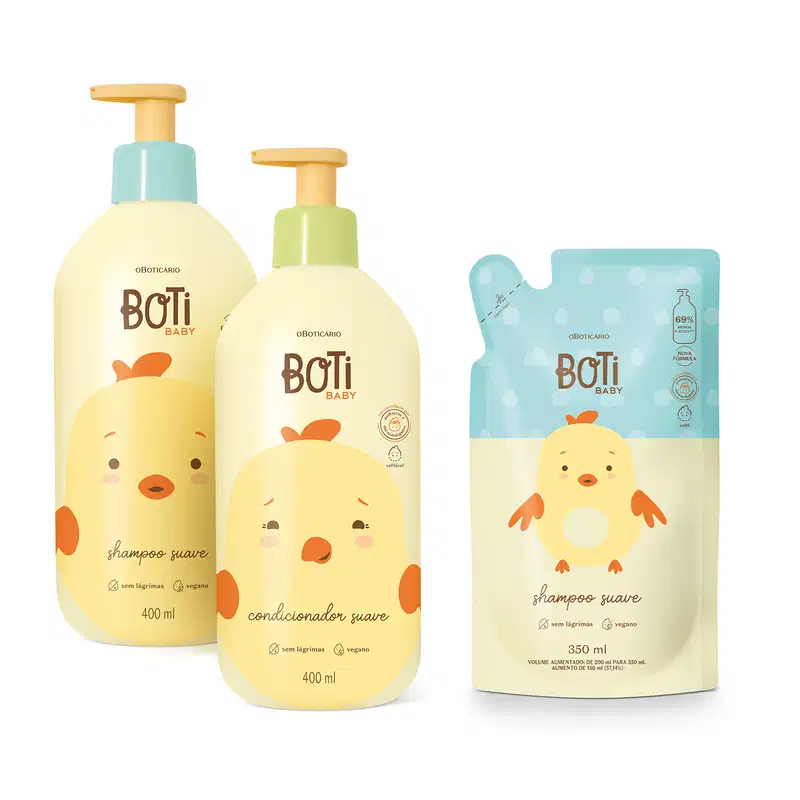 Três produtos da linha Boti Baby: shampoo e condicionador, ambos em frascos de 400ml amarelos com ilustração de pintinho, e refil de shampoo em sachê azul com pintinho ilustrado contendo 350ml.