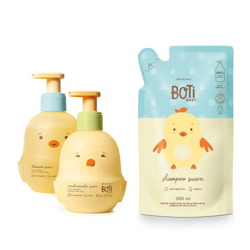 Dois frascos de shampoo e condicionador da marca Boti Baby com frasco de 200ml em formato de pintinho amarelo com detalhes laranja e bico dosador, e um refil de shampoo suave da mesma marca em sachê azul claro com ilustração de pintinho contendo 350ml.
