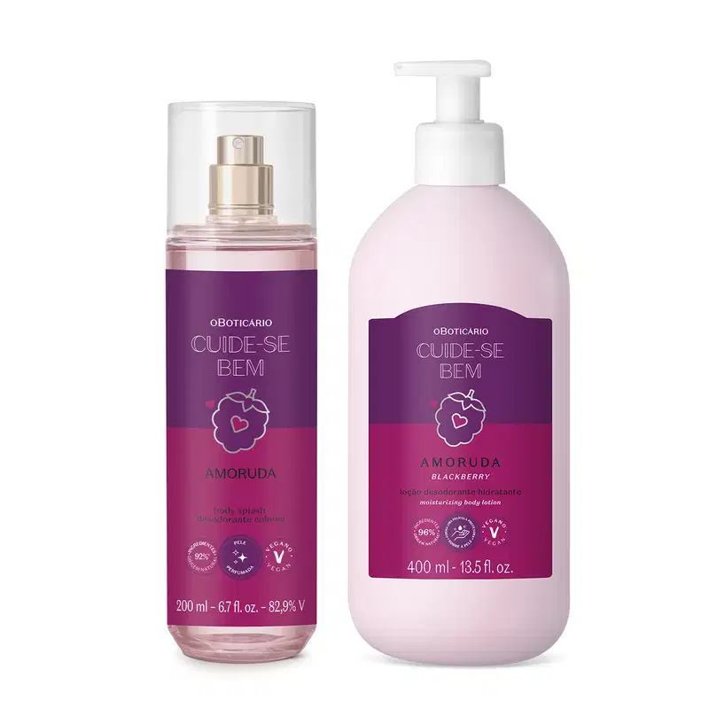 Dois frascos de produtos da marca Cuide-se Bem Amoruda, um transparente com líquido lilás, pulverizador dourado e rótulo roxo de body splash e um frasco branco com bomba dosadora e rótulo roxo de loção hidratante corporal, ambos com amoras ilustradas.