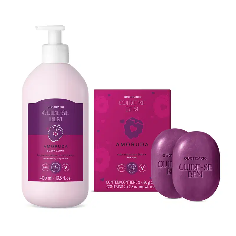 Dois produtos da marca Cuide-se Bem Amoruda: frasco branco com bomba dosadora e rótulo roxo, caixa roxa, ambos com amoras ilustradas e dois sabonetes em barra roxos com o nome da marca gravado nos produtos.