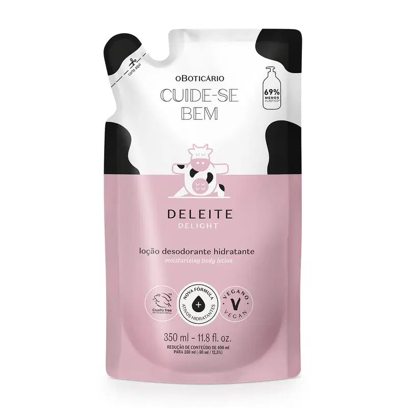 Imagem de um refil contendo 350 ml de loção hidratante corporal da marca Cuide-se Bem Deleite em embalagem sachê branco e rosa com detalhes pretos e ilustração de vaca.