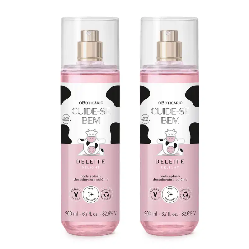 Imagem de dois frascos de body splash da marca Cuide-se Bem Deleite, em embalagem transparente com líquido rosa, borrifador prateado, tampa transparente e rótulo branco e rosa com manchas pretas, ilustração de vaca e informações sobre a fórmula.