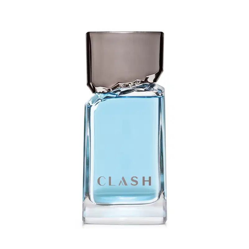 Imagem de um vidro transparente em formato retangular de 100ml contendo desodorante colônia da marca Clash, com liquido azul claro e tampa cinza. O rótulo está em letras cinza destacando o nome da fragrância.