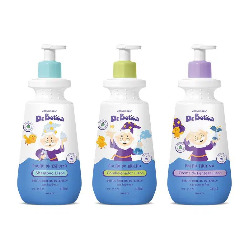 Imagem de três frascos de itens infantis Dr. Botica: shampoo, condicionador e creme de pentear, com embalagens coloridas em tons de azul, verde, amarelo  e lilás, com ilustrações de personagens e textos informativos sobre os benefícios do produto.