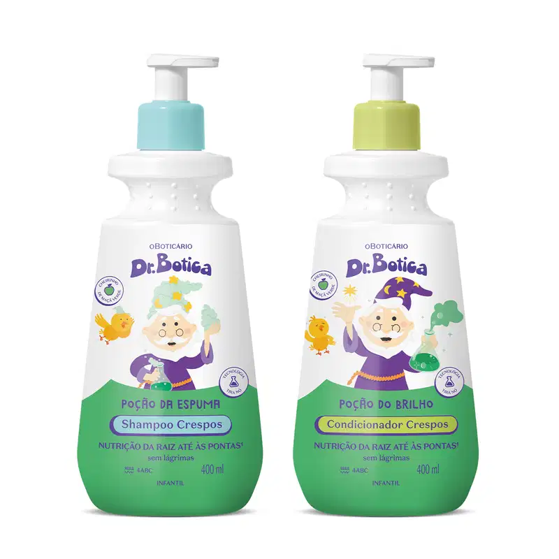 Imagens de dois produtos Dr. Botica Cabelos Crespos, sendo um frasco branco e verde com tampa azul de shampoo infantil e frasco branco e verde com tampa amarela de condicionador infantil.