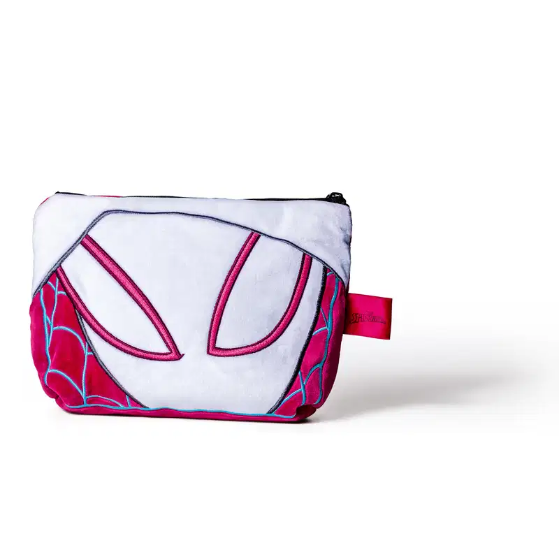 Bolsa de cosméticos com detalhes em vermelho, azul e branco, simulando uma máscara do Spider Gwen, com foco nos olhos brancos e nas linhas que simulam teias de aranha na cor azul sobre base vermelha. O nécessaire tem formato retangular e zíper.