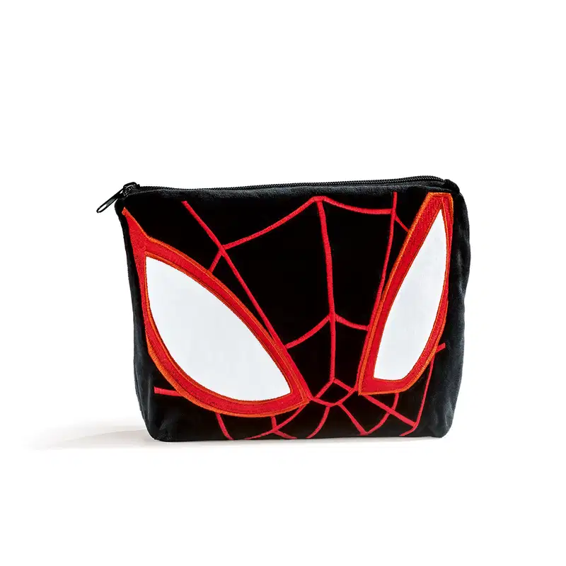 Bolsa de cosméticos preta com detalhes em vermelho e branco, simulando uma máscara do Homem Aranha, com foco nos olhos brancos e nas linhas que simulam teias de aranha na cor vermelha. O nécessaire tem formato retangular e zíper.
