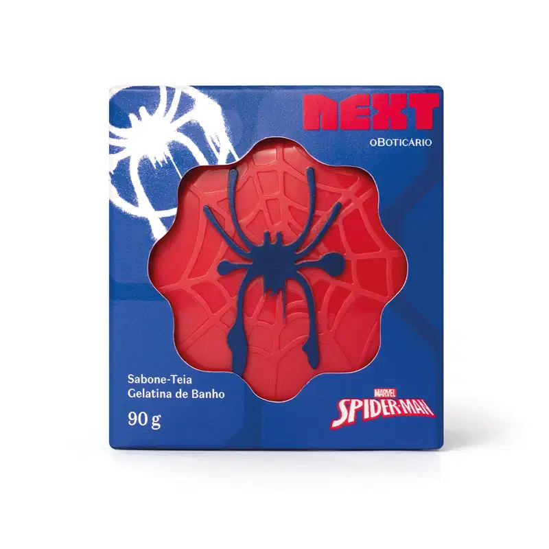 Sabonete-teia geleia de banho em caixa retangular azul com recorte que permite ver o produto dentro, com texturas de teia de aranha  na cor vermelha e um relevo de aranha na cor azul. Na caixa, textos indicam a marca Next e a franquia Marvel Spiderman.
