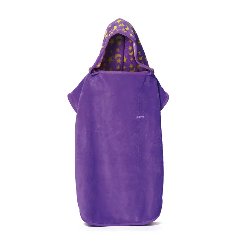 Roupão de banho de fleece roxo com estampa de estrelas e luas amarelas no capuz e corpo liso.