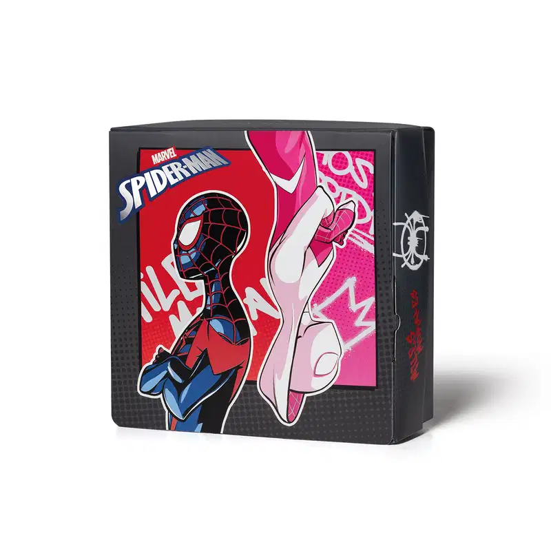 Caixa preta com ilustrações coloridas de Spiderman e Spider-Gwen, com destaque para o logotipo da Marvel e elementos gráficos em vermelho, rosa e azul que remetem 'ao personagem do homem aranha.