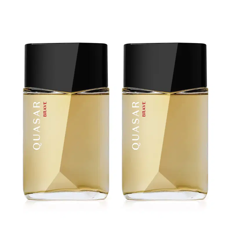 Dois frascos de item de perfumariada marca Quasar Brave feito em vidro transparente com líquido amarelado e tampa preta, com design angulado e texto "Quasar" gravado no vidro na cor branca e "Brave" gravado na cor vermelha.