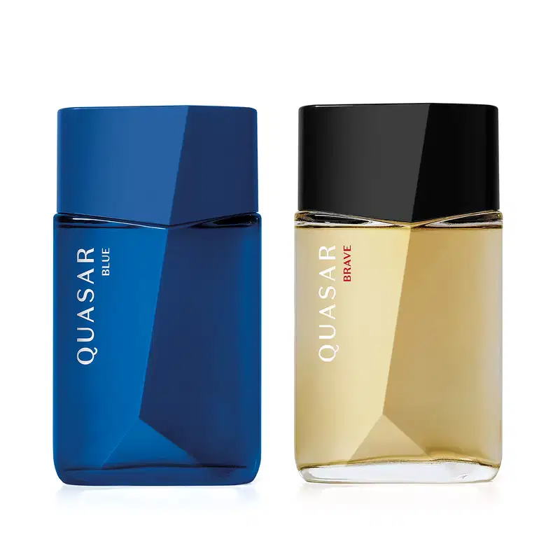 Dois frascos de item de perfumaria, sendo um da marca Quasar Blue e outra da marca Quasar Brave, o primeiro é de vidro azul com design angulado e tampa azul e o outro é de vidro transparente com líquido amarelado e tampa preta, com design angulado.