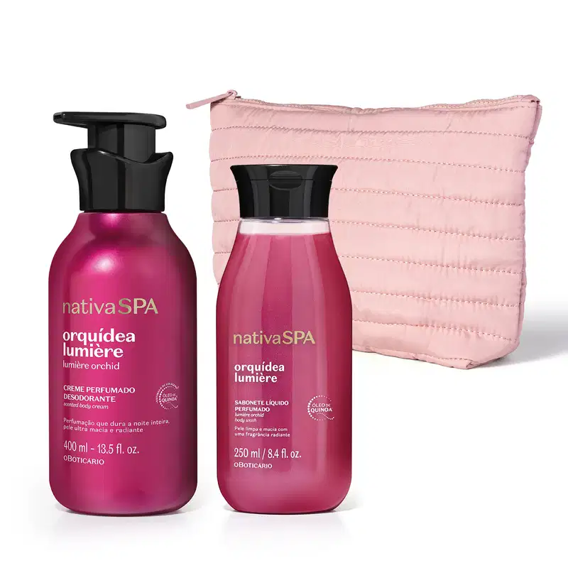 Dois itens de perfumaria da marca Nativa SPA Orquídea Lumiere: um creme desodorante corporal pink em frasco com bomba pump preta e um sabonete líquido perfumado em frasco pink com tampa preta, acompanhados de um necessaire rosa clara acolchoada.