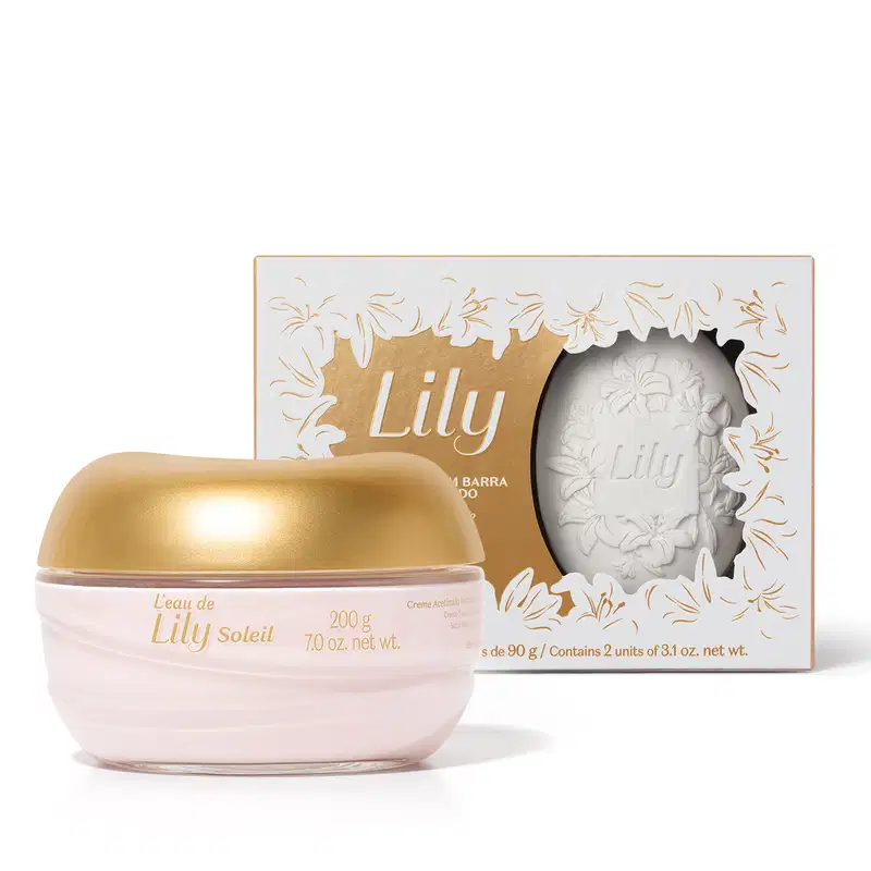 Imagem de dois produtos L'eau de Lily Soleil, sendo um pote de vidro com conteúdo branco e com tampa dourada contendo creme acetinado corporal e uma caixa presenteável branca e dourada com dois sabonetes em barra perfumados.