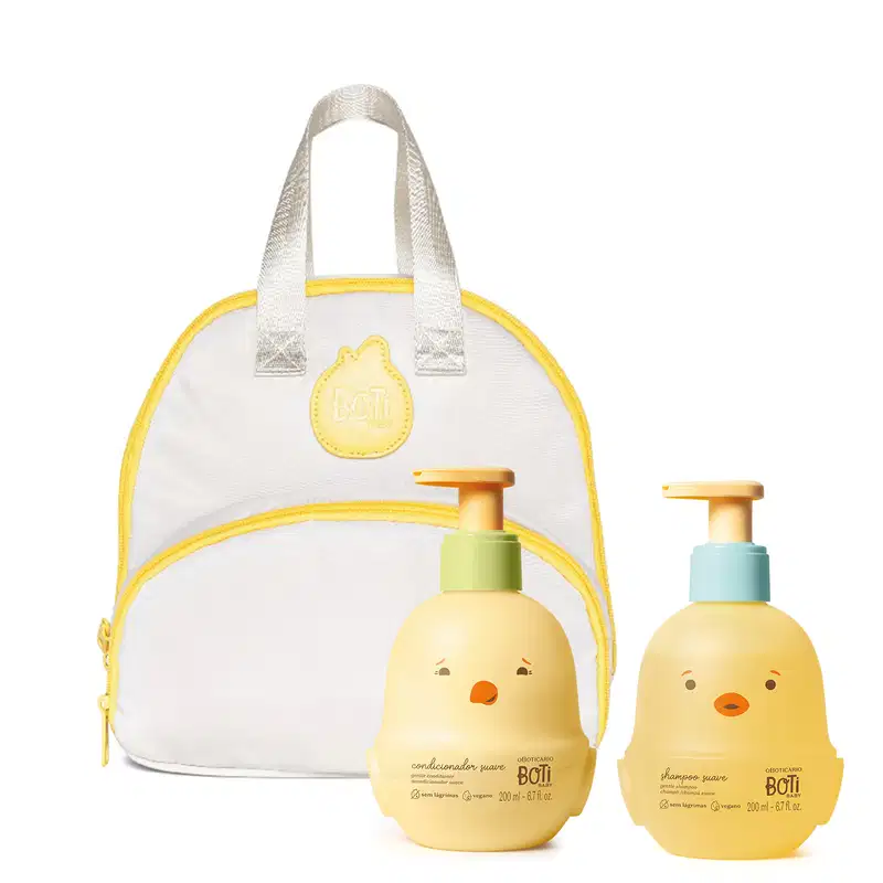 Imagem do Combo Boti Baby que traz uma frasqueira em frasqueira em formato de mochila branca com detalhes amarelos e dois frascos em formato de pintinho amarelo e laranja, contendo um shampoo e um condicional desenvolvido especialmente para crianças.