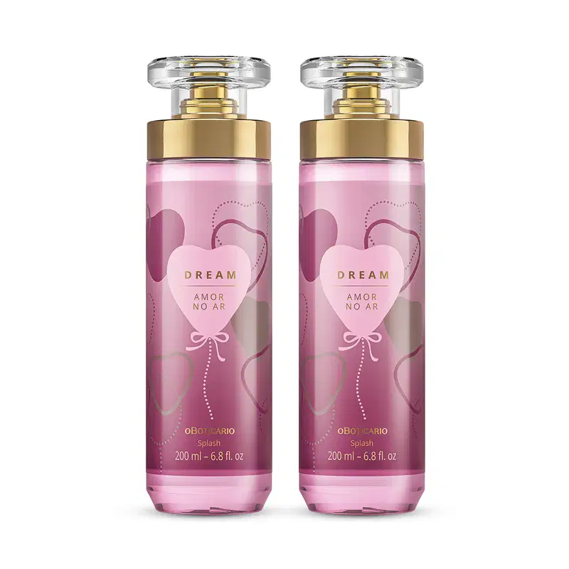 Imagem de dois frascos de body splash da linha Dream Amor no Ar. A embalagem é de vidro, com tampa transparente e válvula spray dourada. O rótulo traz um coração estampado e detalhes em tons de roxo. Cada recipiente traz 200ml do produto.