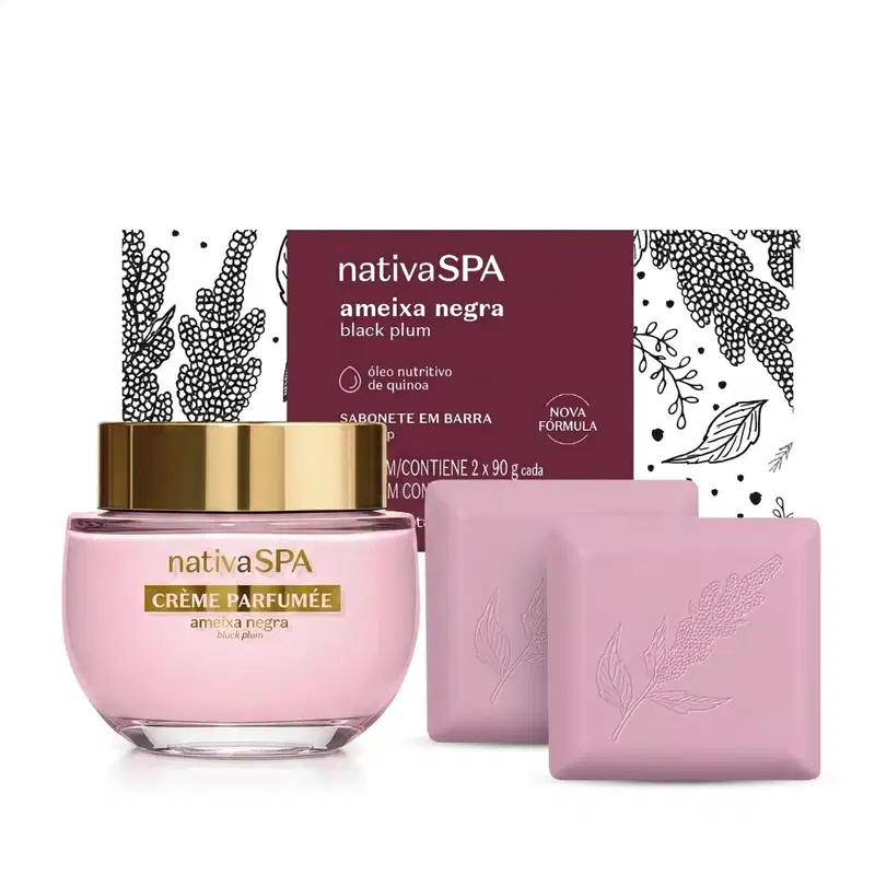 Embalagem de sabonete em barra da linha Nativa SPA Ameixa Negra branca com detalhes ilustrados em preto e rótulo vinho com informações sobre a marca. A frente dela, pote de creme perfumado de vidro com tampa dourada e 2 sabonetes em barra rosa quadrados