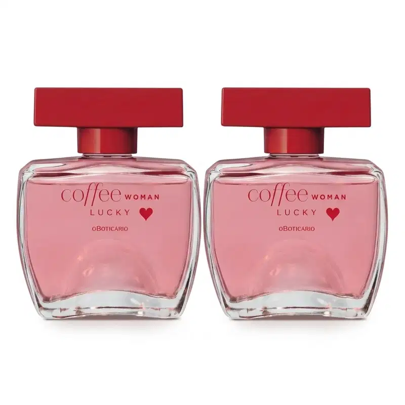 Dois frascos de item de perfumaria da marca Coffee Woman Lucky lado a lado, com embalagem de vidro transparente contendo líquido rosado e tampa vermelha, rótulo com texto em vermelho e desenho de um coração vermelho.