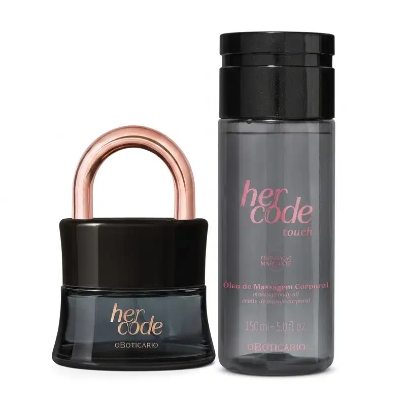 Dois itens de perfumaria lado a lado, sendo um frasco de eau de parfum de vidro azul e tampa preta em formato de cadeado e body spray azul com tampa preta, ambos da linha Her Code.