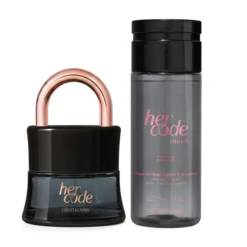 Dois itens de perfumaria lado a lado, sendo um frasco de eau de parfum de vidro azul e tampa preta em formato de cadeado e body spray azul com tampa preta, ambos da linha Her Code.