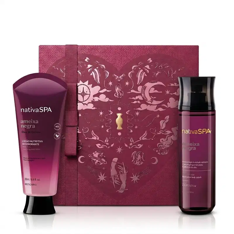 Caixa de presente de cor vinho com um grande coração contendo ilustrações em relevo de temática celestial. Ao lado, um frasco de loção corporal e body spray na cor roxa da marca Nativa SPA Ameixa Negra.