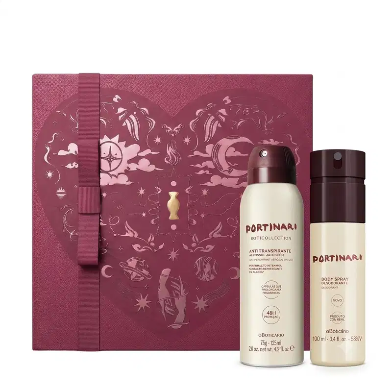 Caixa de presente de cor vinho com um grande coração contendo ilustrações em relevo de temática celestial. Ao lado, um frasco de desodorante e outro de body spray, ambos na cor branca com tampa bordô da linha Portinari.