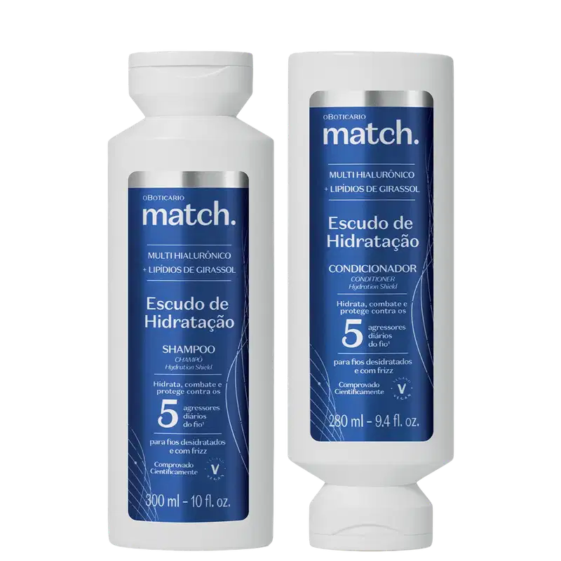 Dois frascos brancos da linha Match, um contendo shampoo e outro condicionador, com rótulos azuis destacando os ingredientes e benefícios do produto, como multi hialurônico e lípidos de girassol.