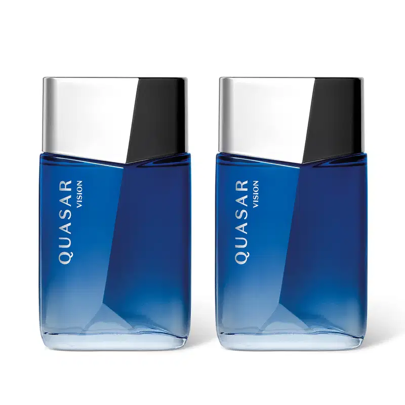 Imagem de dois frascos do desodorante colônia Quasar Vision em embalagem de vidro azul e tampa prateada contendo 100ml da fragrância. O design do recipiente sugere se tratar de um produto moderno para pessoas dinâmicas.