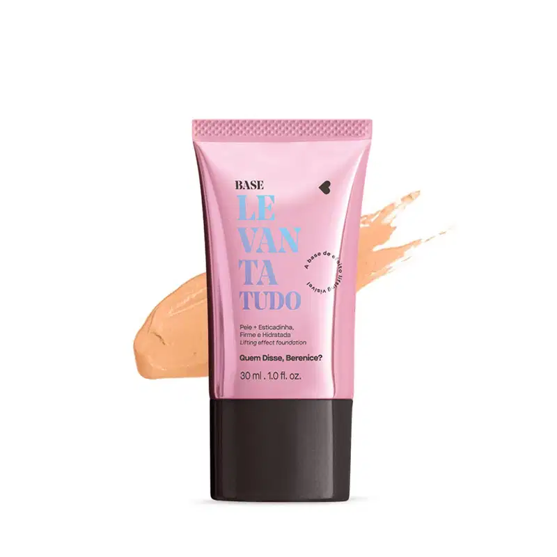 Bisnaga rosa metalizada com tampa preta e letras azuis e pretas contendo 30ml de base líquida Levanta Tudo na cor 03F da marca Quem Disse, Berenice?. Atrás da embalagem, uma pequena quantidade da base espalhada no fundo, mostrando a sua real tonalidade.