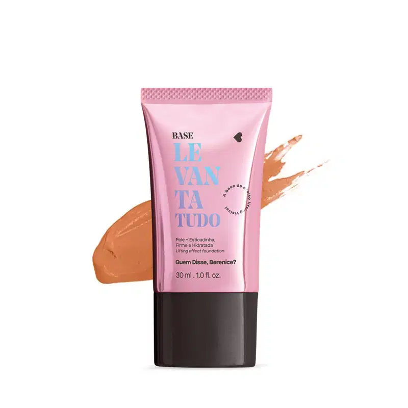 Bisnaga rosa metalizada com tampa preta e letras azuis e pretas contendo 30ml de base líquida Levanta Tudo na cor 10N da marca Quem Disse, Berenice?. Atrás da embalagem, uma pequena quantidade da base espalhada no fundo, mostrando a sua real tonalidade.