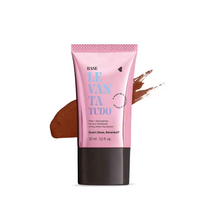 Bisnaga rosa metalizada com tampa preta e letras azuis e pretas contendo 30ml de base líquida Levanta Tudo na cor 15Q da marca Quem Disse, Berenice?. Atrás da embalagem, uma pequena quantidade da base espalhada no fundo, mostrando a sua real tonalidade.