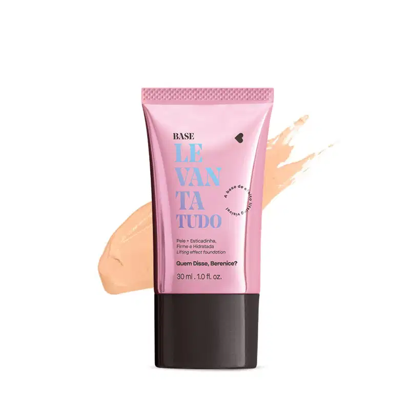 Bisnaga rosa metalizada com tampa preta e letras azuis e pretas contendo 30ml de base líquida Levanta Tudo na cor 01F da marca Quem Disse, Berenice?. Atrás da embalagem, uma pequena quantidade da base espalhada no fundo, mostrando a sua real tonalidade.