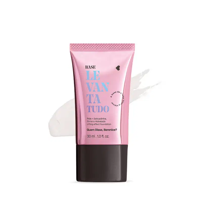 Bisnaga rosa metalizada com tampa preta e letras azuis e pretas contendo 30ml de base líquida Levanta Tudo Incolor da marca Quem Disse, Berenice?. Atrás da embalagem, uma pequena quantidade da base espalhada no fundo, mostrando a sua real tonalidade.