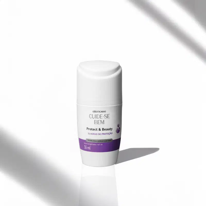 Frasco branco com detalhe roxo e letras pretas contendo 55ml de desodorante antitranspirante roll-on da marca Cuide-se Bem Protect and Care em um fundo branco com sombras.