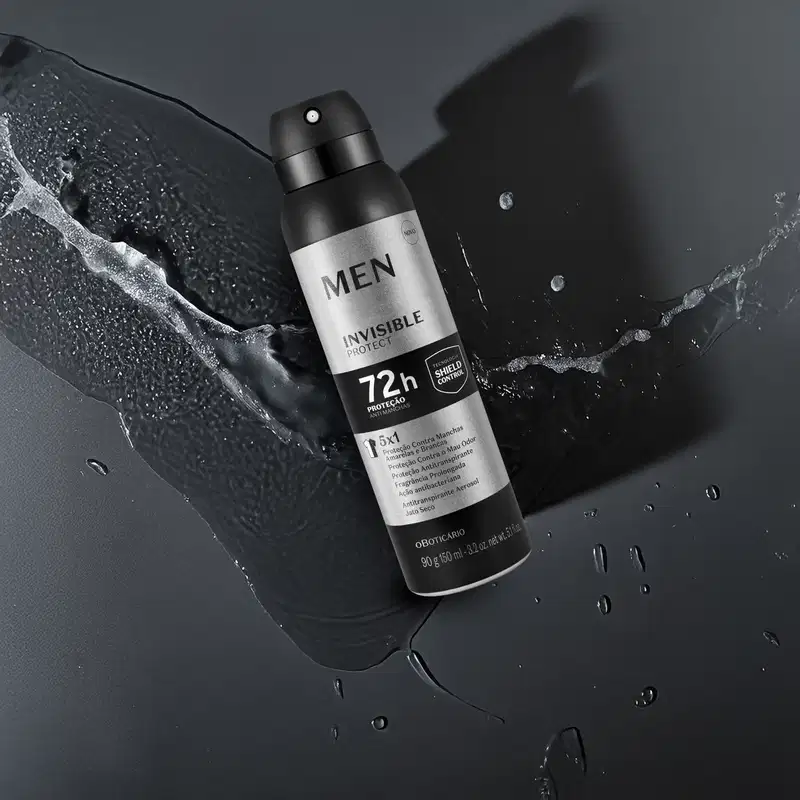 Frasco preto e prateado com letras brancas e pretas de antitranspirante aerossol jato seco da marca Men Invisible Protect em um cenário escuro e molhado, com respingos de água ao redor.