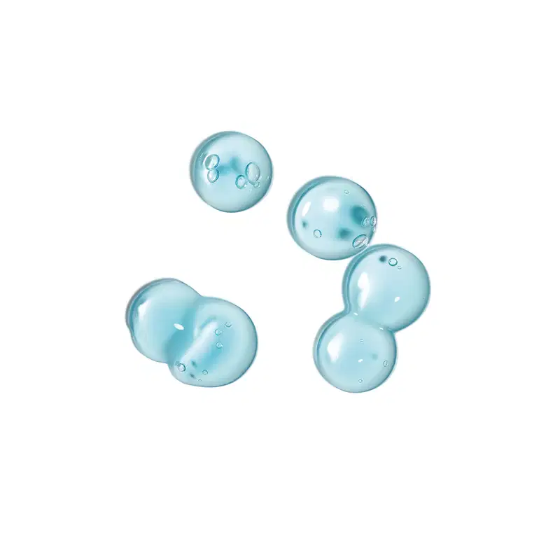 Gotas gelatinosas e brilhantes de cor azulada com bolhas referentes ao gel hidratante pós-sol Acqua Gel da marca Boti.Sun.