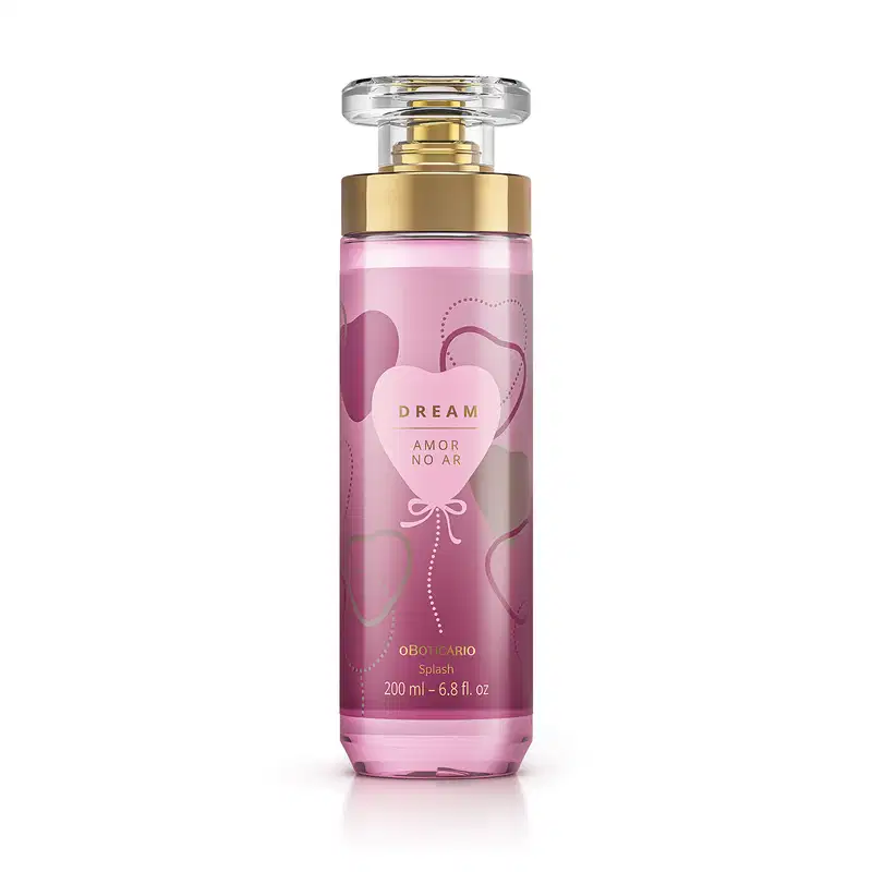 Imagem do frasco de body splash Dream Amor no Ar, em embalagem cilíndrica com tampa transparente e válvula spray dourada. O rótulo é em tons de roxo e traz um coração ilustrativo. O recipiente conta com 200ml de produto.