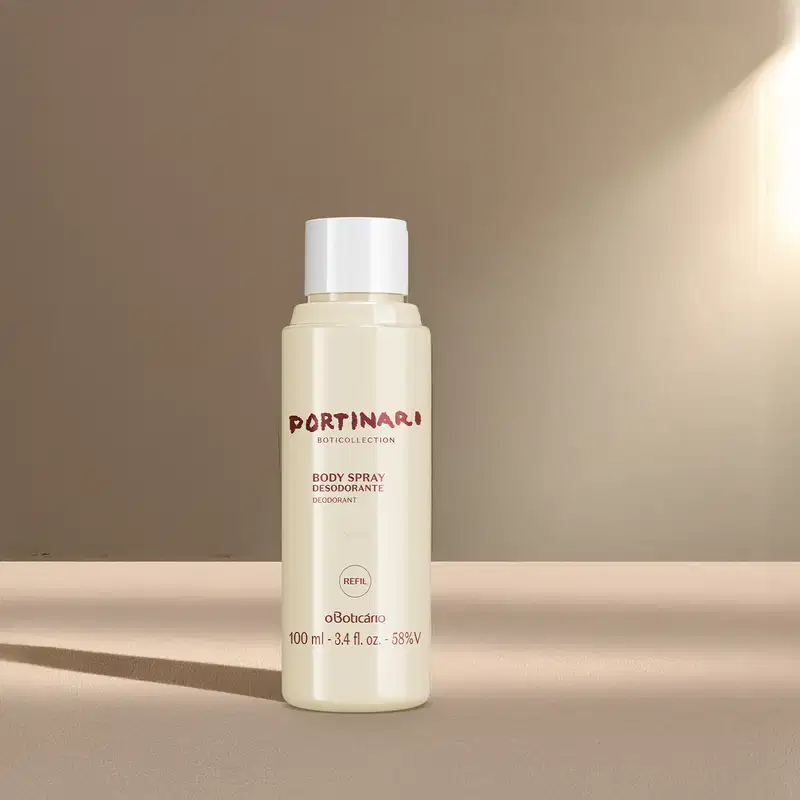 Refil de body spray Boticollection Portinari em frasco na cor branca com letras marrons e tampa branca, posicionado em superfície bege com sombra de luz natural, fundo neutro em tons quentes.