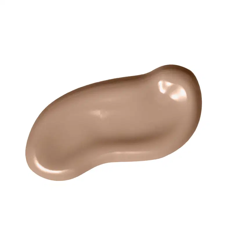 Textura cremosa e uniforme da base líquida e corretivo Reboco HD na cor 25 da marca Intense. Ela tem a cor bege escuro e é um produto de alta pigmentação. Está espalhada em uma superfície branca e lisa.