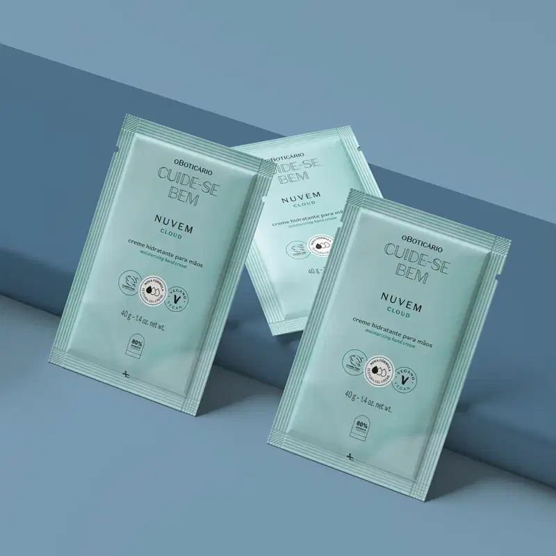 Três refis de creme hidratante para as mãos da marca Cuide-se Bem Nuvem em sachês de 40g na cor azul com letras pretas. Eles estão em fundo azul.
