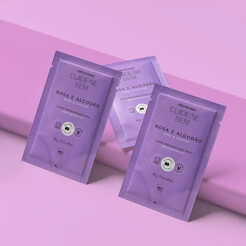Três refis de creme hidratante para as mãos da marca Cuide-se Bem Rosa e Algodão em sachês de 40g na cor lilás com letras pretas. Eles estão em fundo lilás.