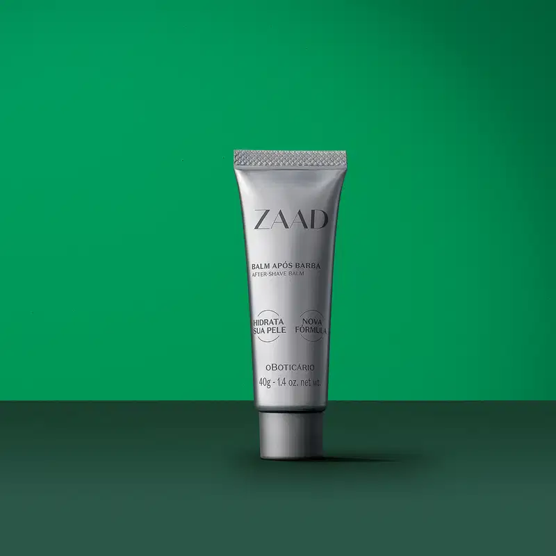 Frasco prateado com letras cinza de balm pós-barba da marca Zaad em fundo em tons de verde.