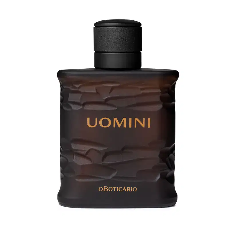 Frasco retangular marrom com texturas onduladas, tampa preta e letras bege, contendo 100ml de desodorante colônia da marca Uomini.