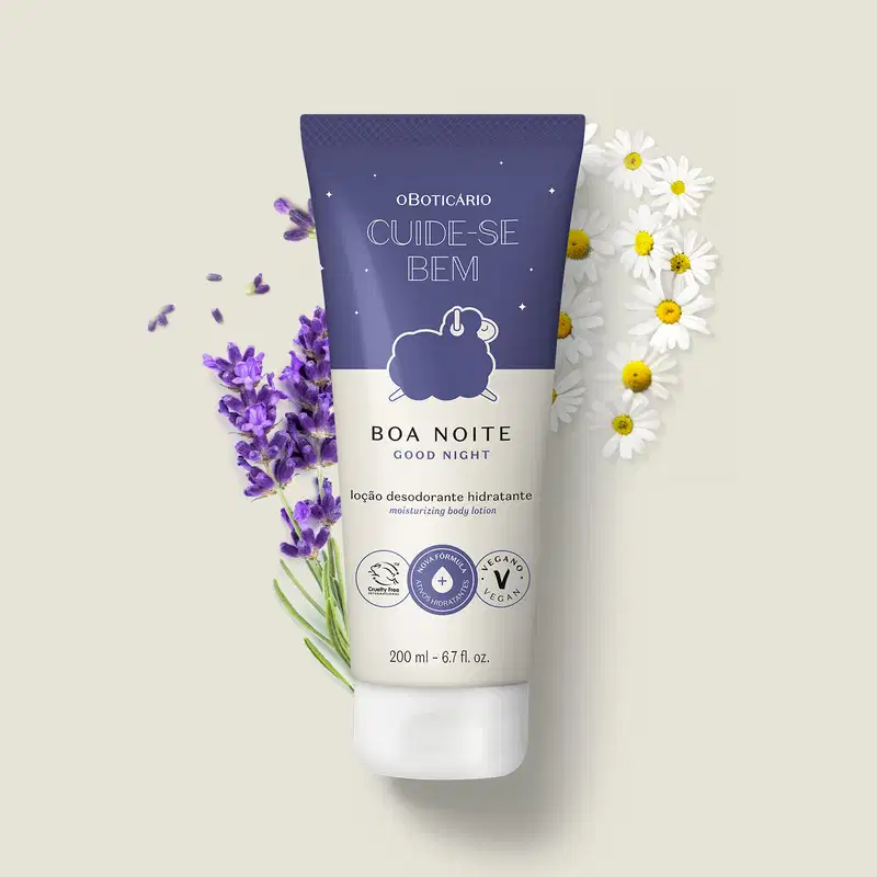 Bisnaga nas cores azul e lilás com tampa branca e ilustração de ovelhinha no rótulo contendo 200ml de loção hidratante corporal Cuide-se Bem Boa Noite rodeado por flores de lavanda e margaridas brancas sobre fundo claro.